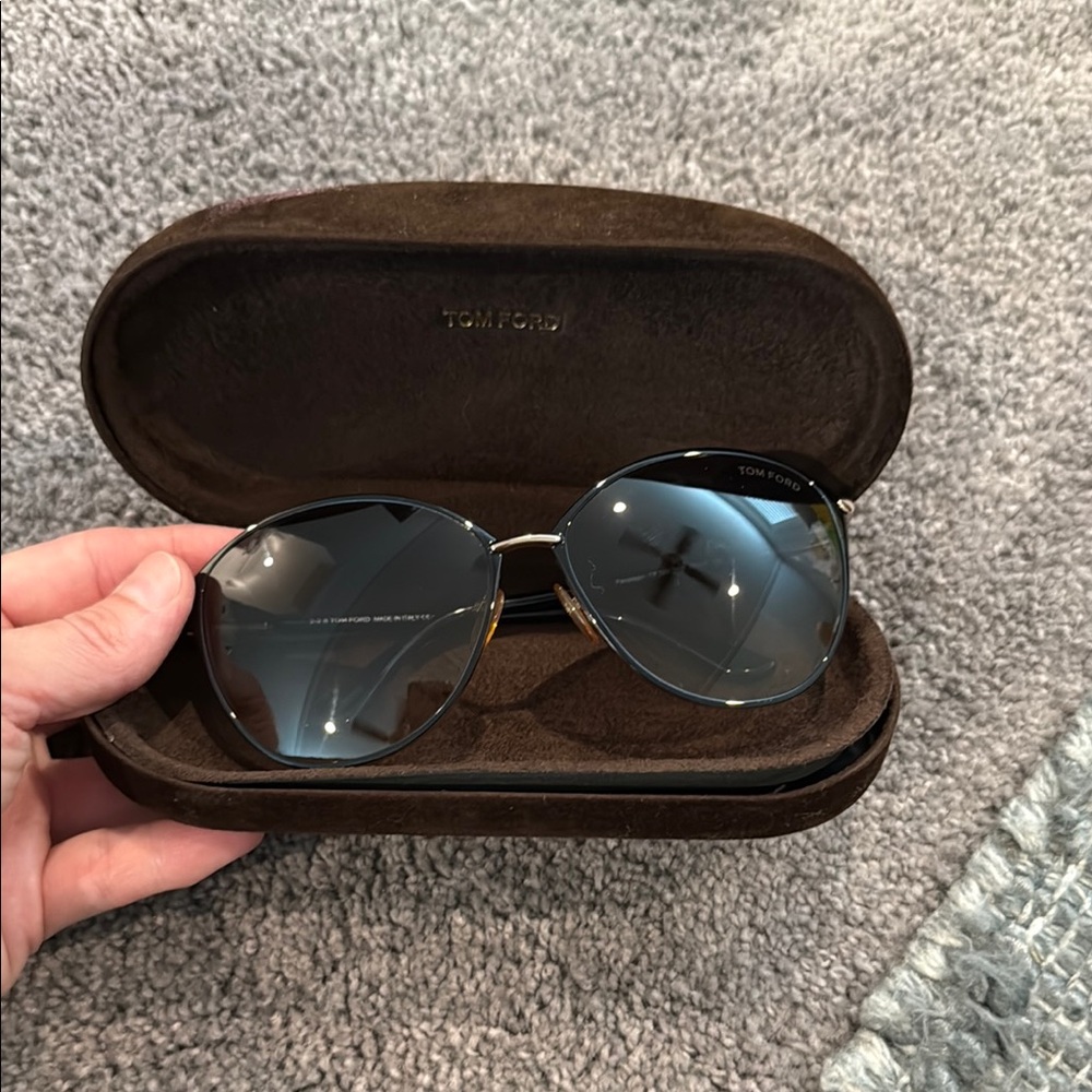 Tom Ford Black Aviator Sunglasses Sleek Design